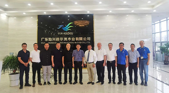 香港星光集團(tuán)、華鸝生態(tài)、始興縣政府領(lǐng)導(dǎo)一行到訪華洲木業(yè)考察交流