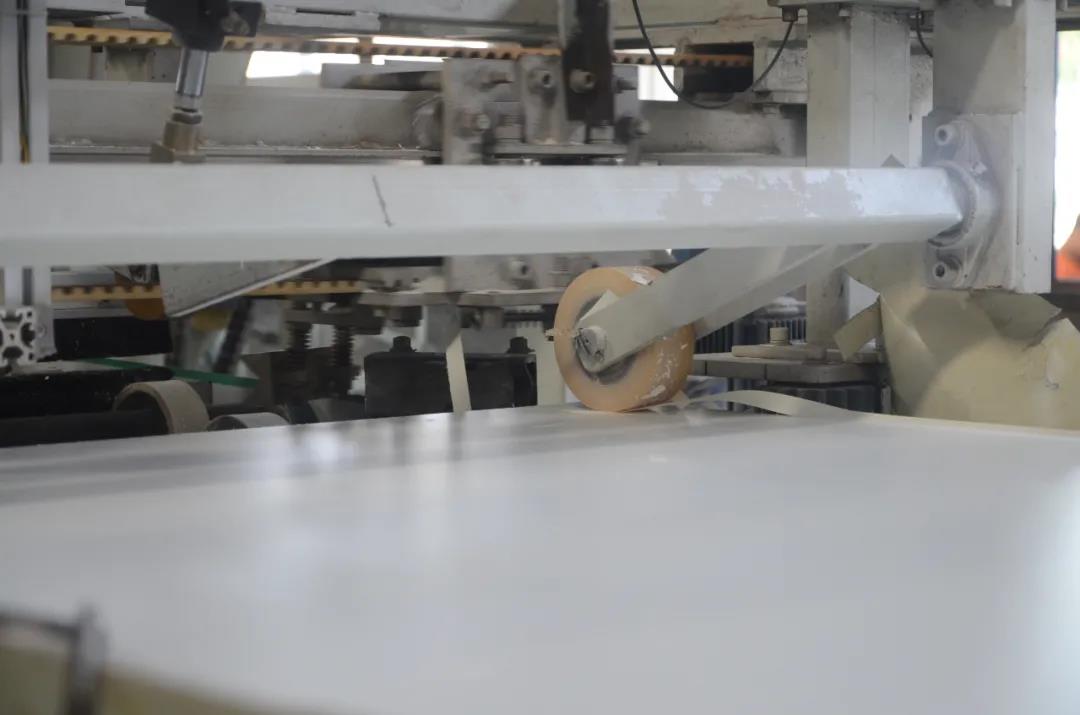 “素板美容院”，華洲又一條飾面板生產(chǎn)線投產(chǎn)了！(圖7)