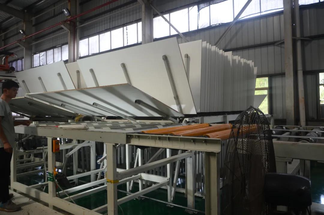 “素板美容院”，華洲又一條飾面板生產(chǎn)線投產(chǎn)了！(圖8)