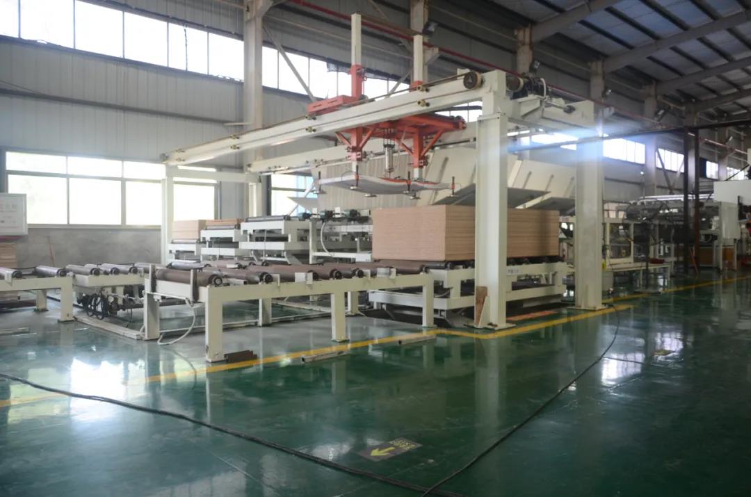 “素板美容院”，華洲又一條飾面板生產(chǎn)線投產(chǎn)了！(圖1)