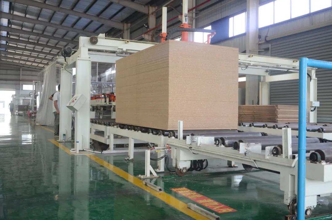 “素板美容院”，華洲又一條飾面板生產(chǎn)線投產(chǎn)了！(圖2)