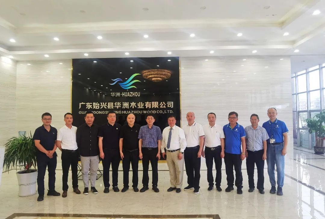 香港星光集團(tuán)、華鸝生態(tài)、始興縣政府領(lǐng)導(dǎo)一行到訪華洲木業(yè)考察交流(圖1)