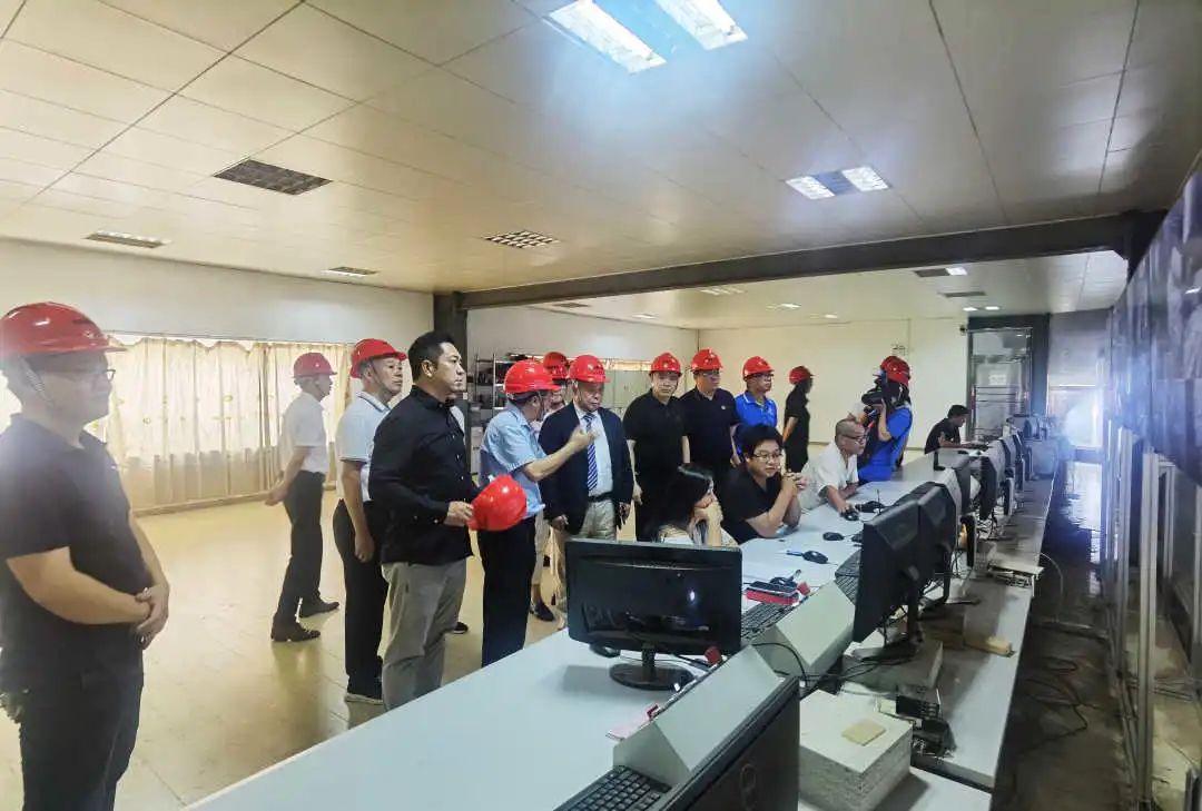 香港星光集團(tuán)、華鸝生態(tài)、始興縣政府領(lǐng)導(dǎo)一行到訪華洲木業(yè)考察交流(圖3)