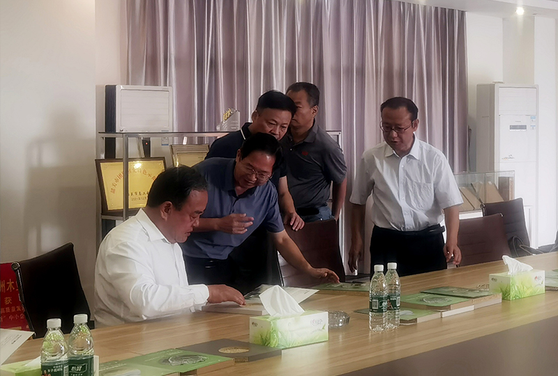 廣東省政協(xié)領(lǐng)導(dǎo)一行蒞臨始興華洲木業(yè)調(diào)研考察(圖4) 廣東省政協(xié)領(lǐng)導(dǎo)一行蒞臨始興華洲木業(yè)調(diào)研考察(圖4)