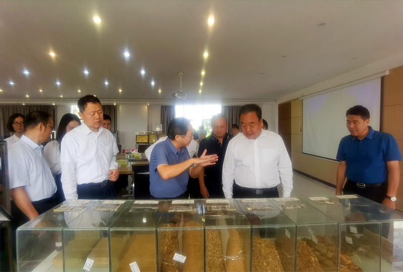 廣東省政協(xié)領(lǐng)導(dǎo)一行蒞臨始興華洲木業(yè)調(diào)研考察(圖3) 廣東省政協(xié)領(lǐng)導(dǎo)一行蒞臨始興華洲木業(yè)調(diào)研考察(圖3)